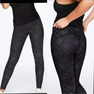 PINK Victoria’s Secret Women's Black Paisley Leggings Size M